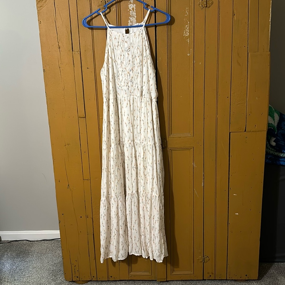 Beautiful summer boho dress with sweet print and romantic detail.